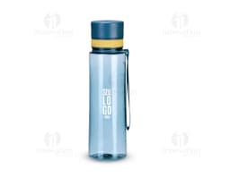 Garrafa plástica de 780ml, contendo líquido transparente. A tampa está fechada e a garrafa está limpa e saudável. A embalagem