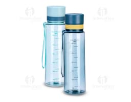 Garrafa plástica de 780ml, contendo líquido transparente. A tampa está fechada e a garrafa está limpa e saudável. A embalagem