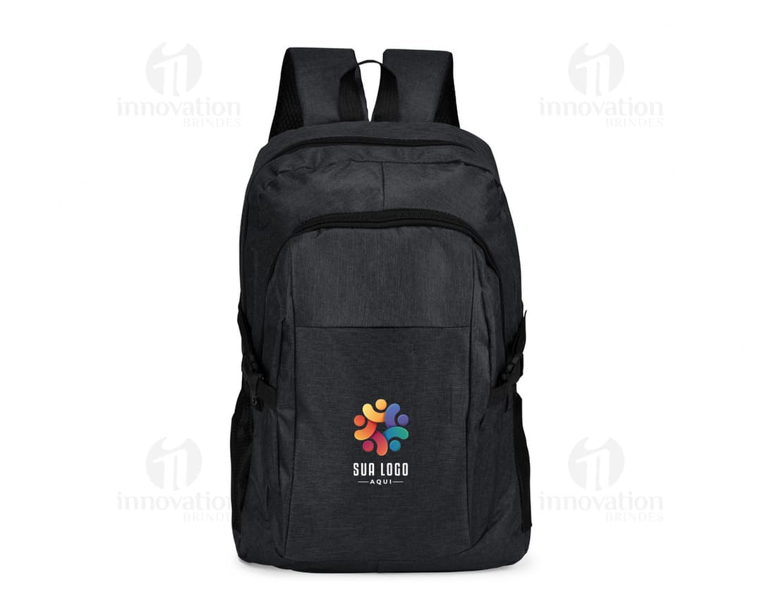 Mochila Oxford 14L preta de couro, moderna e elegante, ideal para viagens e atividades de lazer. Possui alça de mão e ombro