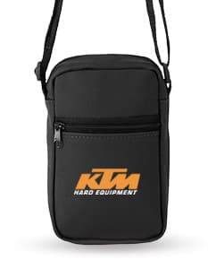 Bolsa de ombro em couro sintético preta, moderna e elegante. Possui zíper, alças e detalhes em metal. Ideal para compras