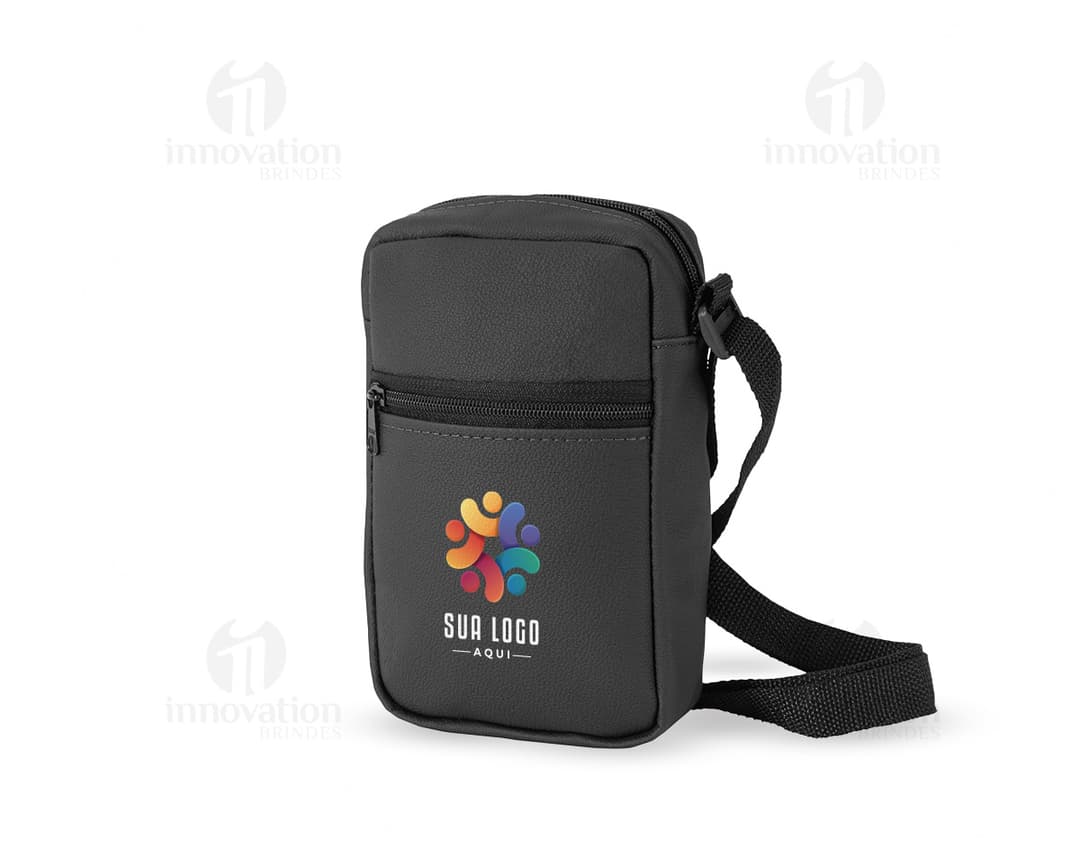 Bolsa de ombro em couro sintético preta, moderna e elegante. Possui zíper, alças e detalhes em metal. Ideal para compras