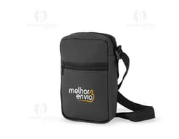 Bolsa de ombro em couro sintético preta, moderna e elegante. Possui zíper, alças e detalhes em metal. Ideal para compras