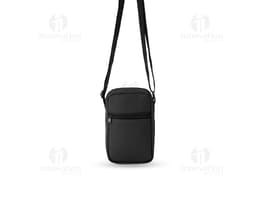 Bolsa de ombro em couro sintético preta, moderna e elegante. Possui zíper, alças e detalhes em metal. Ideal para compras
