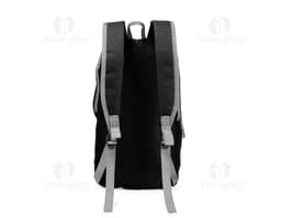 Mochila de poliéster preto, com capacidade de 9 litros. Feita de material resistente, possui alças acolchoadas e diversos