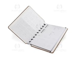 Caderno de disco Percalux marrom com capa de couro, aberto, contendo folhas em branco e um lápis antigo.