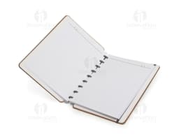 Caderno de disco Percalux marrom com capa de couro, aberto, contendo folhas em branco e um lápis antigo.