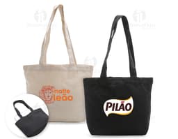Bolsa de lona preta com alça de couro, estilo moderno e elegante, detalhes em ziper e fivela.