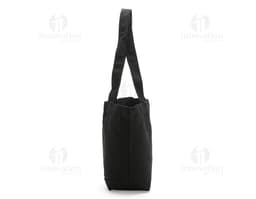 Bolsa de lona preta com alça de couro, estilo moderno e elegante, detalhes em ziper e fivela.
