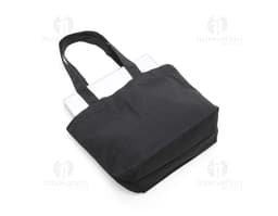 Bolsa de lona preta com alça de couro, estilo moderno e elegante, detalhes em ziper e fivela.