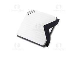 Mini caderno preto de couro aberto sobre uma mesa de escritório, ao lado de um notebook e diversos dispositivos eletrônicos.