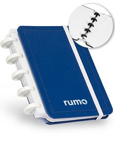 Caderno de disco percalux em prata, design moderno, aberto com papel em branco, teclado, pen drive, equipamento de