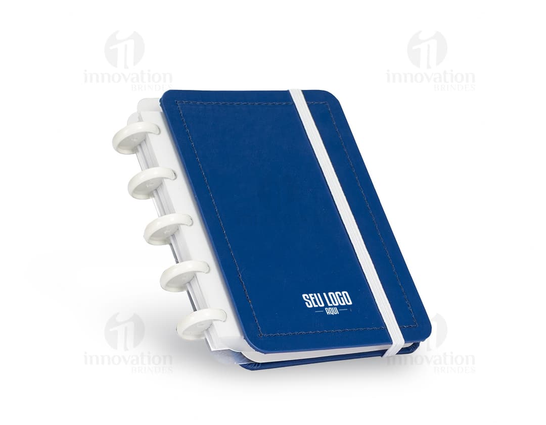 Caderno de disco percalux em prata, design moderno, aberto com papel em branco, teclado, pen drive, equipamento de