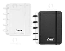 Caderno de disco percalux em prata, design moderno, aberto com papel em branco, teclado, pen drive, equipamento de