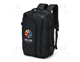 Homem de negócios sorridente e bem vestido segurando uma mochila de couro preta. Ele está de pé em um estúdio e parece feliz