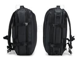 Homem de negócios sorridente e bem vestido segurando uma mochila de couro preta. Ele está de pé em um estúdio e parece feliz