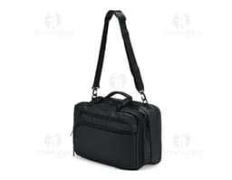 Homem de negócios sorridente e bem vestido segurando uma mochila de couro preta. Ele está de pé em um estúdio e parece feliz