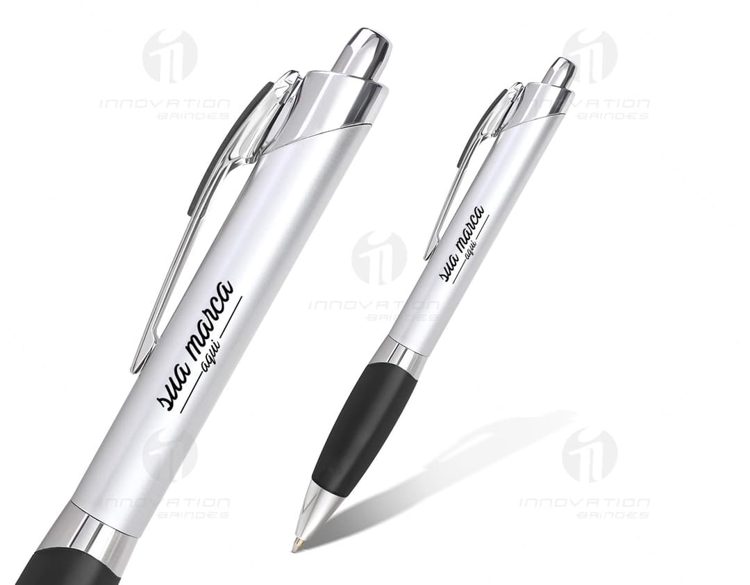 Caneta plástica preta de alta qualidade ideal para uso no escritório e em ambientes educacionais. Com ponta metálica