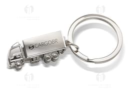 Chaveiro de metal caminhão - 02: Proteção e segurança para o seu negócio. Com design cromado e resistente, esse chaveiro é a