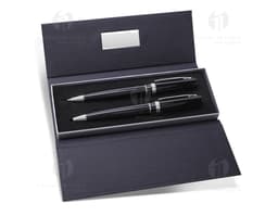 Kit de caneta e lapiseira moderno e tecnológico para o seu dia a dia de trabalho. Feito em couro e plástico, esse conjunto é