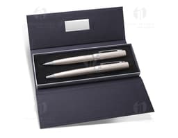 Kit caneta e lapiseira moderno e portátil, perfeito para o dia a dia no trabalho ou estudos. Feito em plástico de alta