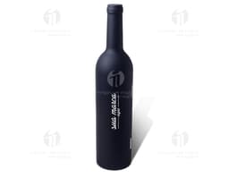 Kit Vinho - 17: A imagem mostra um conjunto de acessórios para apreciadores de vinho, incluindo uma garrafa de vinho, taça