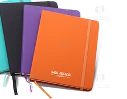 Produto Moleskine 18,3x13,4 cm - 03, modelo notebook com papel em branco, encadernação de capa dura, design retro. Ideal para
