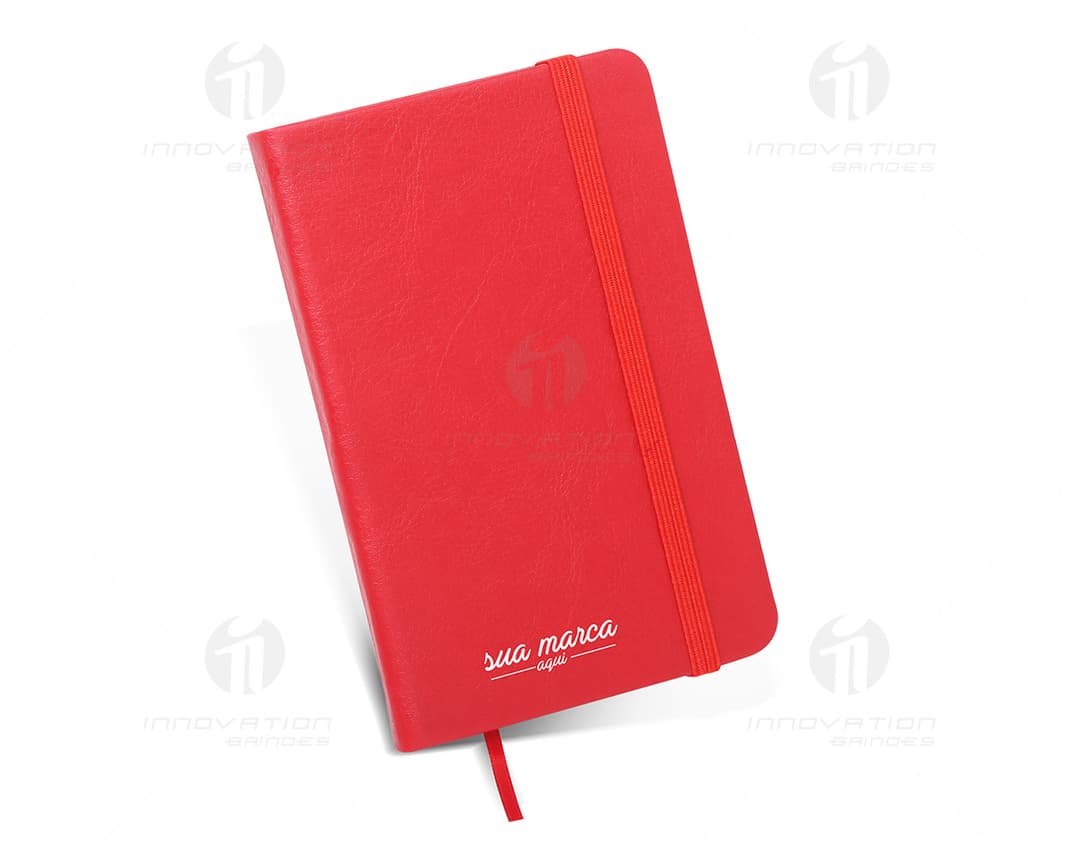 Notebook de couro sintético da marca Moleskine, com tamanho de 14x8,8 cm e 05 páginas em branco. Perfeito para uso no