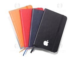 Notebook de couro sintético da marca Moleskine, com tamanho de 14x8,8 cm e 05 páginas em branco. Perfeito para uso no