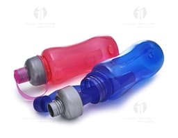 Squeeze Plástico 600ml - 03: Tenha sempre à mão a sua bebida favorita com o Squeeze Plástico 600ml - 03. Feito com material