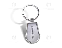 Chaveiro de metal - 13: acessório moderno e seguro para o seu dia a dia. Com design cromado e corrente resistente, garante a