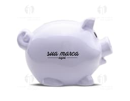 Cofrinho de porquinho em plástico cor-de-rosa, com design de porquinho, ideal para economias e guardar dinheiro.