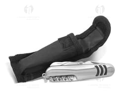Canivete com 9 funções em metal prateado e brilhante. Perfeito para cortar, abrir e reparar! Ideal para uso em casa, na