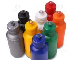 Garrafa squeeze plástica de 500ml para manter sua saúde em dia. Leve, prática e transparente, ideal para se manter hidratado