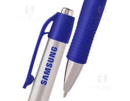 Caneta plástica - 96: ideal para escrita no escritório, escola ou em casa. Feita com material de alta qualidade e design