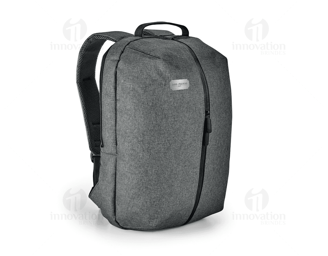 Mochila para notebook em couro marrom, ideal para viagens de negócios e passeios. Com estilo e elegância, é perfeita para