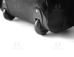 Mochila 04 de couro preto para viagem e negócios. Elegante e moderna, perfeita para armazenar seus equipamentos de forma