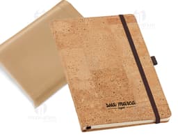 Bloco de anotações de cortiça vintage com textura de papel antigo e envelhecido. O design é desgastado e sujo, com manchas e