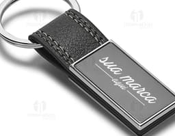 Chaveiro de metal prateado para armazenar informações de forma segura e prática. Ideal para quem busca praticidade e