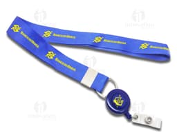 Cordão para crachá com roller clips em um fundo branco.