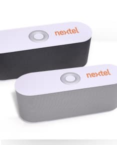 Caixa de som Bluetooth em metal prateado, moderna, com design clean. Contém botões de controle, entrada para cartão e conexão