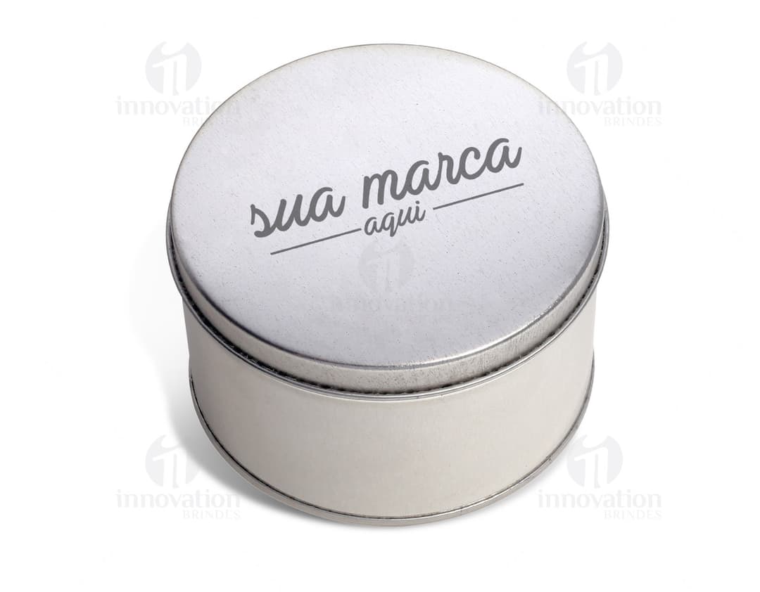 O Kit Engraxate - 02 é o acessório perfeito para manter seus sapatos impecáveis. Composto por pó e escova de metal, este