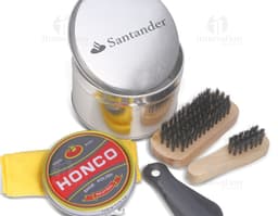 Kit engraxate - 02: Mantenha seus sapatos impecáveis com este prático e elegante conjunto. O estojo de metal preto contém