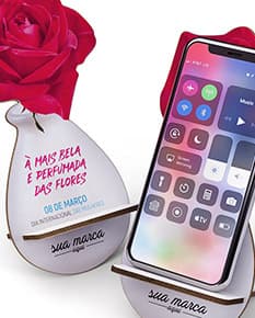 Porta celular de MDF com design romântico, ornamentado com rosas, corações, fitas douradas e folhas. Ideal como presente para o Dia dos Namorados, aniversário de casamento ou outra ocasião especial. Decoração floral e brilhante, simbolizando amor e paixão.