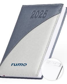 Agenda diária para o ano de 2025, com capa dura preta e detalhes em dourado. Páginas internas com layout organizado por dia e