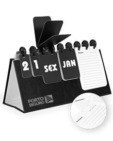 Notebook preto exibindo um Calendário Permanente de Mesa Disco em 3D, em um ambiente de negócios. O equipamento de tecnologia