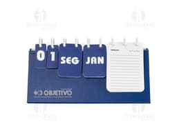 Notebook preto exibindo um Calendário Permanente de Mesa Disco em 3D, em um ambiente de negócios. O equipamento de tecnologia