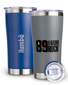 Copo térmico de 550ml em metal prateado, com tampa e parede dupla para manter a bebida quente ou fria por mais tempo. Design
