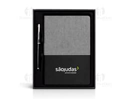 Notebook e pasta executiva, conjunto de equipamentos tecnológicos para escritório, tecnologia moderna e portátil, com display