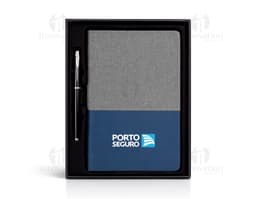 Notebook e pasta executiva, conjunto de equipamentos tecnológicos para escritório, tecnologia moderna e portátil, com display