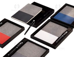 Notebook e pasta executiva, conjunto de equipamentos tecnológicos para escritório, tecnologia moderna e portátil, com display